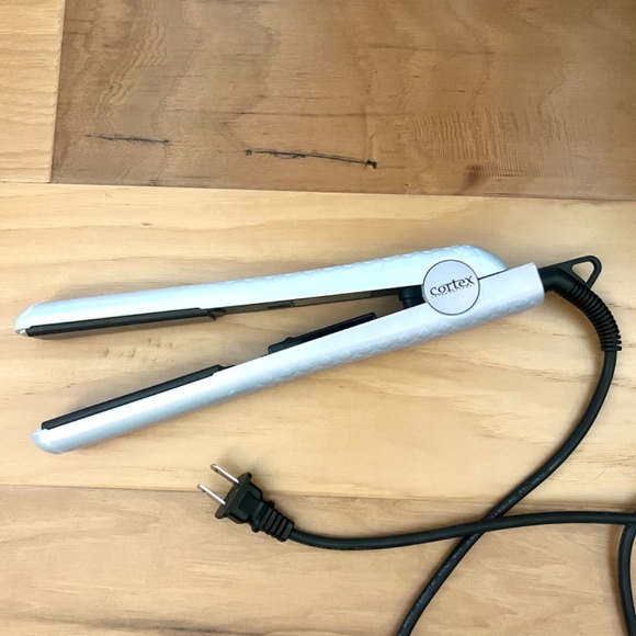 iridescent white Cortex ceramic hair straightener - Picture 2 of 5